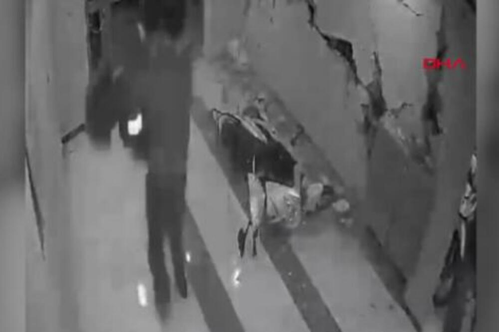 ZASTRAŠUJUĆI SNIMAK POTRESA U TURSKOJ: Kamere USNIMILE šta roditelji U PANICI rade sa DECOM, JEZIVO (VIDEO)