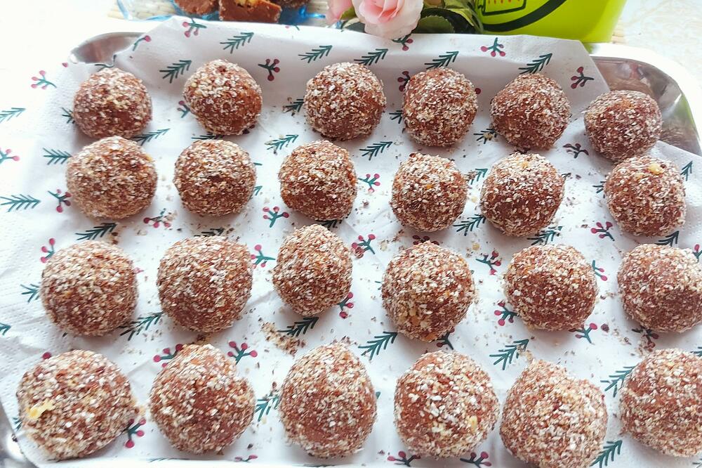 BAKA PODELILA RECEPT ZA VOĆNE KUGLICE: 1 stvar ih čini MEKANIM, spremaju se za tili čas (VIDEO)