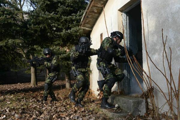 OTKRIVENA TAJNA BAZA NA 50KM OD SRBIJE?! Misteriozni objekat u brdima uteruje strah u kosti, svi naoružani do zuba!