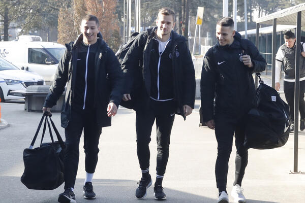 PARTIZAN KRENUO SA SAT VREMENA ZAKAŠNJENJA U MOLDAVIJU! Crno-beli nisu imali dozvolu za poletanje (FOTO)