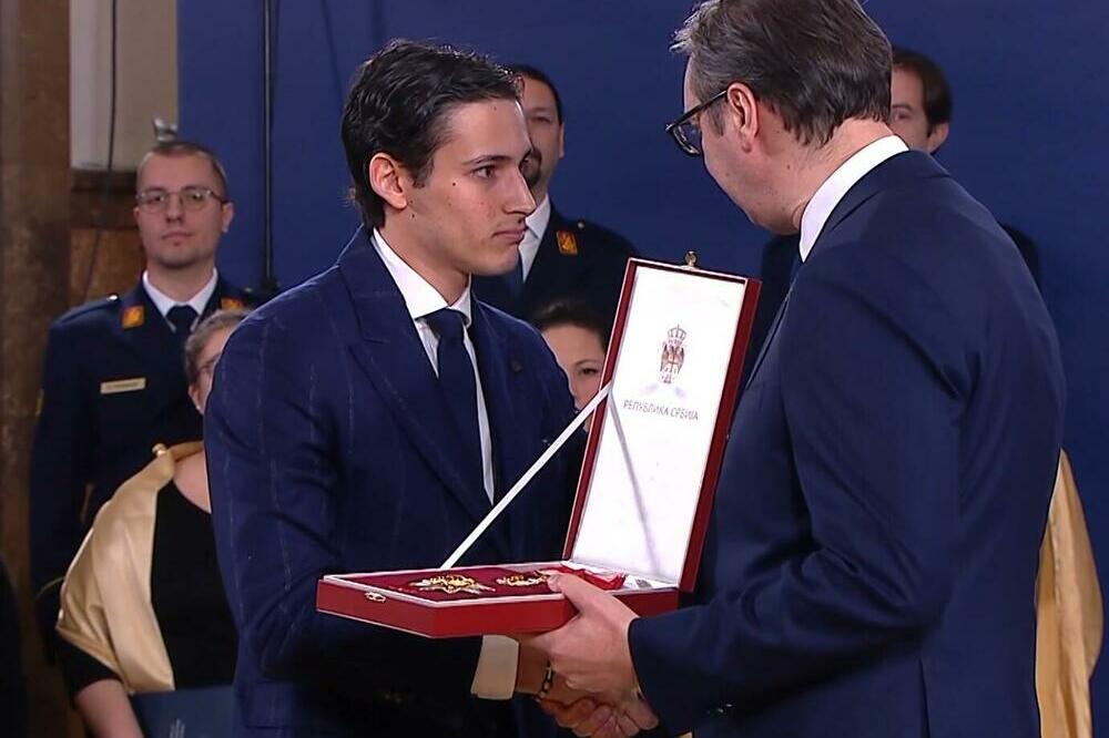 SINIŠA MIHAJLOVIĆ POSTHUMNO ODLIKOVAN! Naslednik Dušan primio orden od predsednika Vučića
