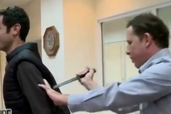 HOROR U PROGRAMU UŽIVO: Novinar pristao da ga IZBODU kroz PANCIR, a onda je sve pošlo naopako (UZNEMIRUJUĆI VIDEO)