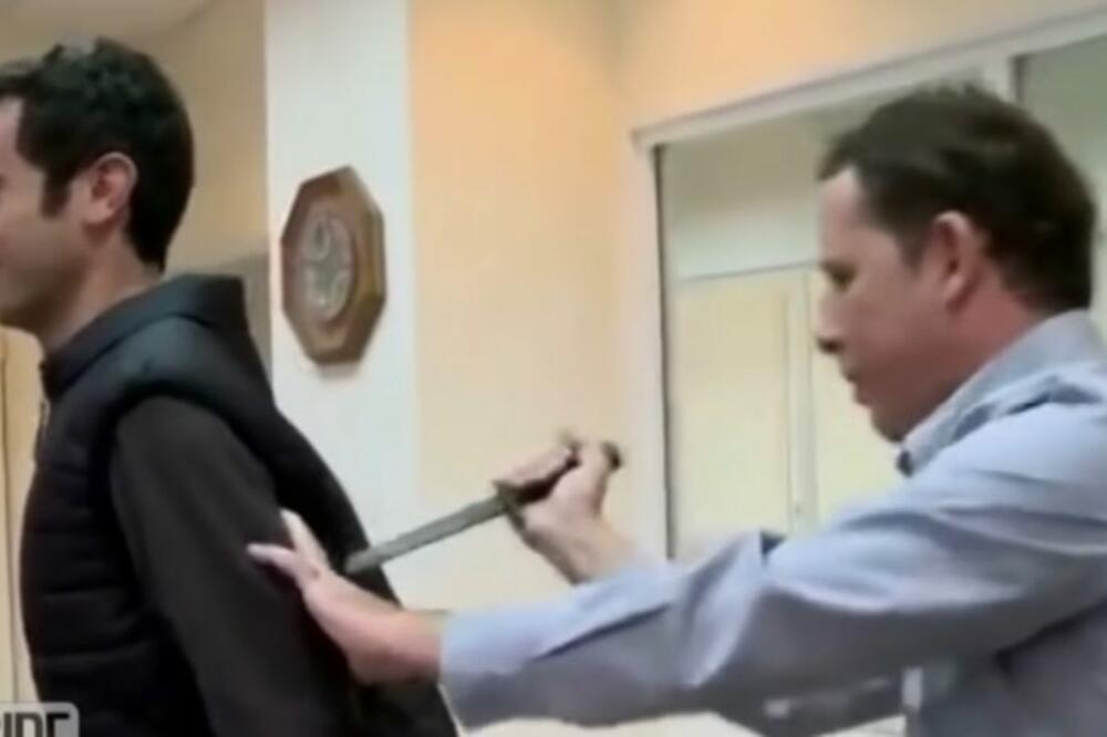 HOROR U PROGRAMU UŽIVO: Novinar pristao da ga IZBODU kroz PANCIR, a onda je sve pošlo naopako (UZNEMIRUJUĆI VIDEO)