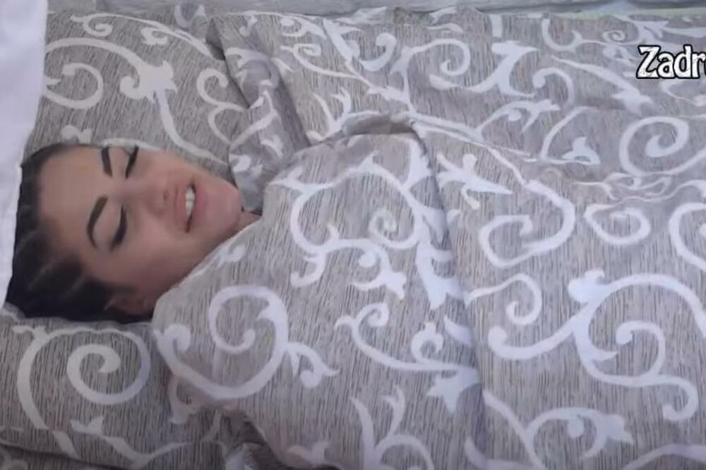 GOLOTINJA U UŽIVO PROGRAMU! Govorili da Anđela ima "GRUDI KAO DVA ASPIRINA" pa ona SLUČAJNO pokazala VELIČINU