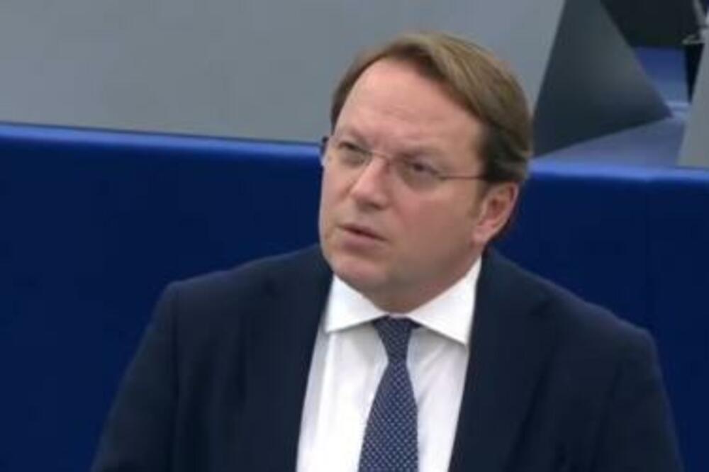 SKANDAL U EVROPSKOM PARLAMENTU: Varhelji psovao na mađarskom, mislio da se ne čuje! (VIDEO)