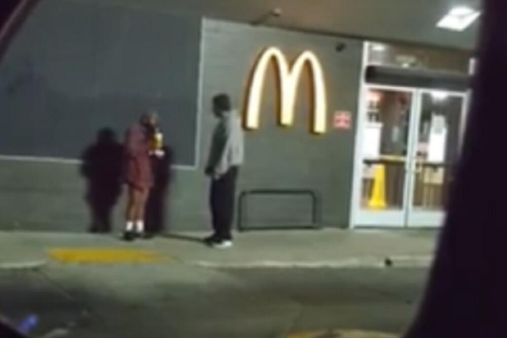 SREO JE BESKUĆNIKA ISPRED RESTORANA I SAMO GA PITAO 1 STVAR: Ono što je uradio retko se VIĐA (VIDEO)