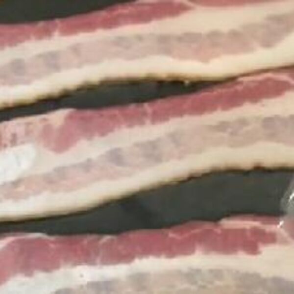 SIPAJTE OVAJ SASTOJAK U TIGANJ U KOM PRŽITE SLANINU: Od sada vam ULJE više NIKADA NEĆE prskati (VIDEO)