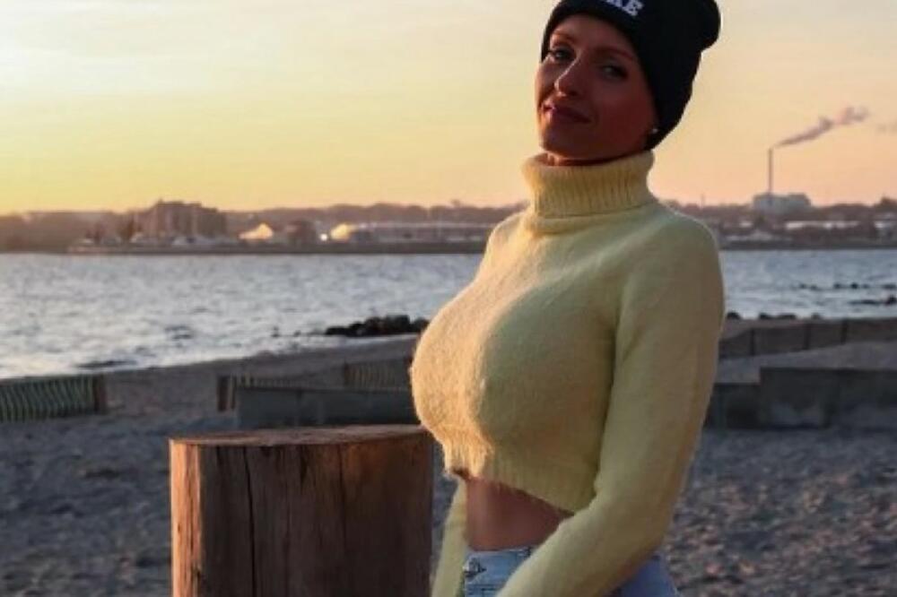 VRELA PLAVUŠA ZBOG KOJE ĆE VAM PASTI VILICA: Radi kao VATROGASAC, jaka KAO ZEMLJA, a njene OBNAŽENE fotke UBIJAJU