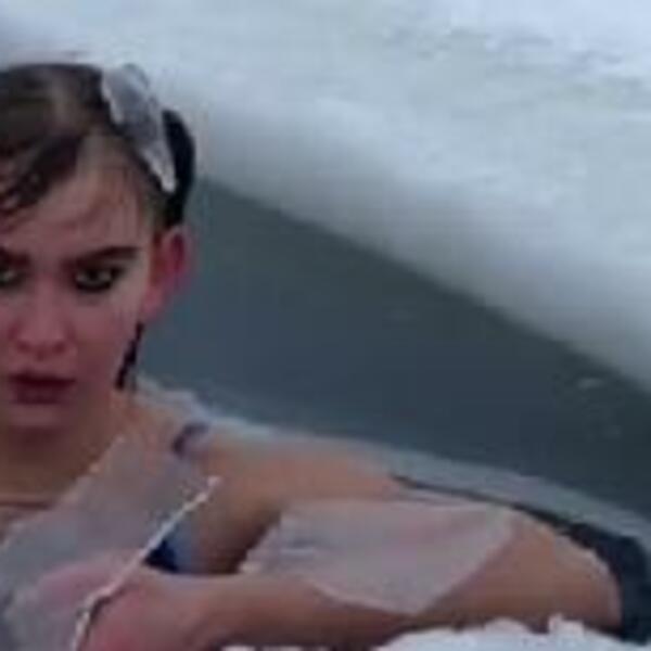 ZALEDIĆE VAM SE KRV U ŽILAMA POSLE OVOG PRIZORA: Izronila je iz ledene vode, a u rukama je držala 1 STVAR, JEZIVO