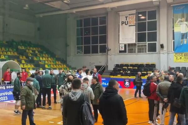 ŽESTOK SUKOB NAVIJAČA I POLICIJE U HALI! Meč prekinut, neviđen skandal u grčkom kupu! (VIDEO)