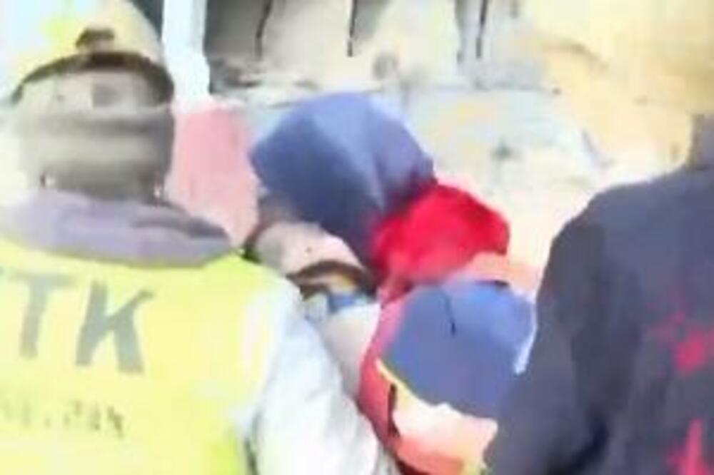 ČUDA SE DEŠAVAJU: Majka i dvoje dece izvučeni iz ruševina nakon više od 220 sati (VIDEO)