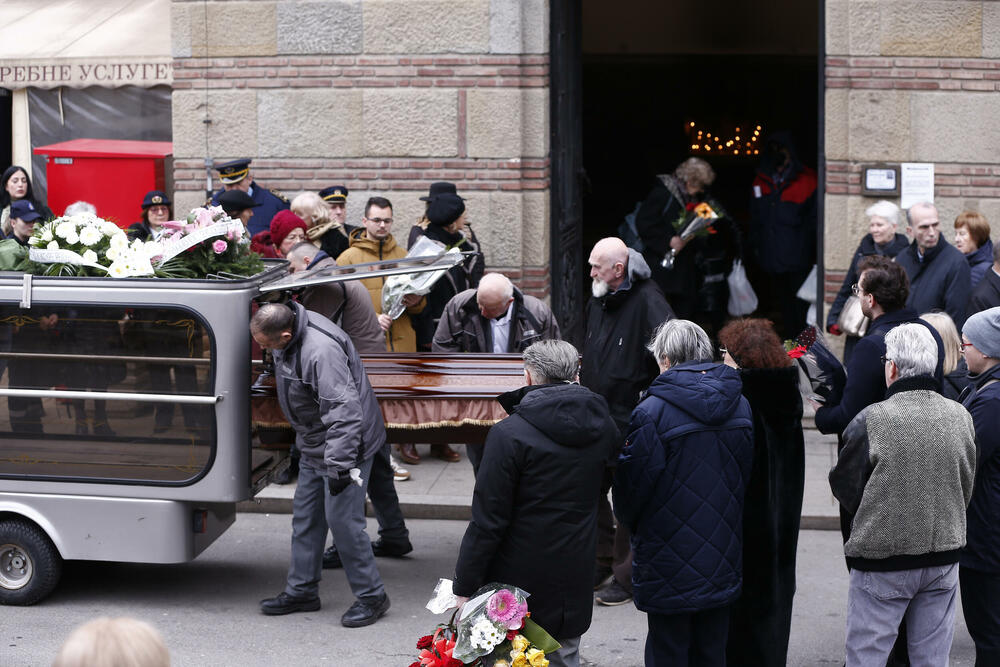 Oko 14.30 sati skromna povorka je krenula