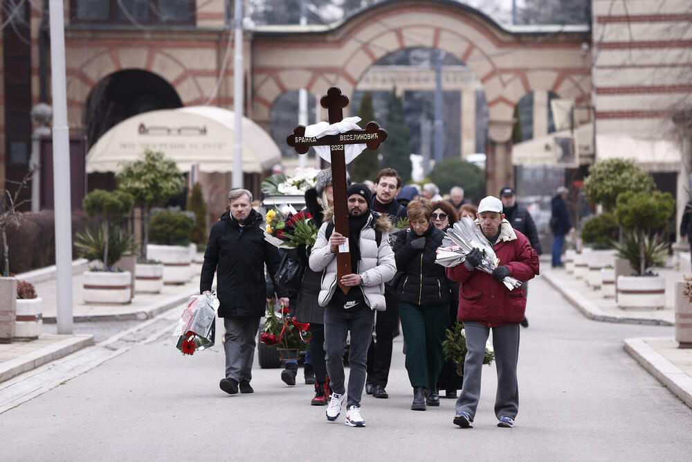 Krst nosi student glume i mladi prijatelj pokojne umetnice, Vladan Čalija.