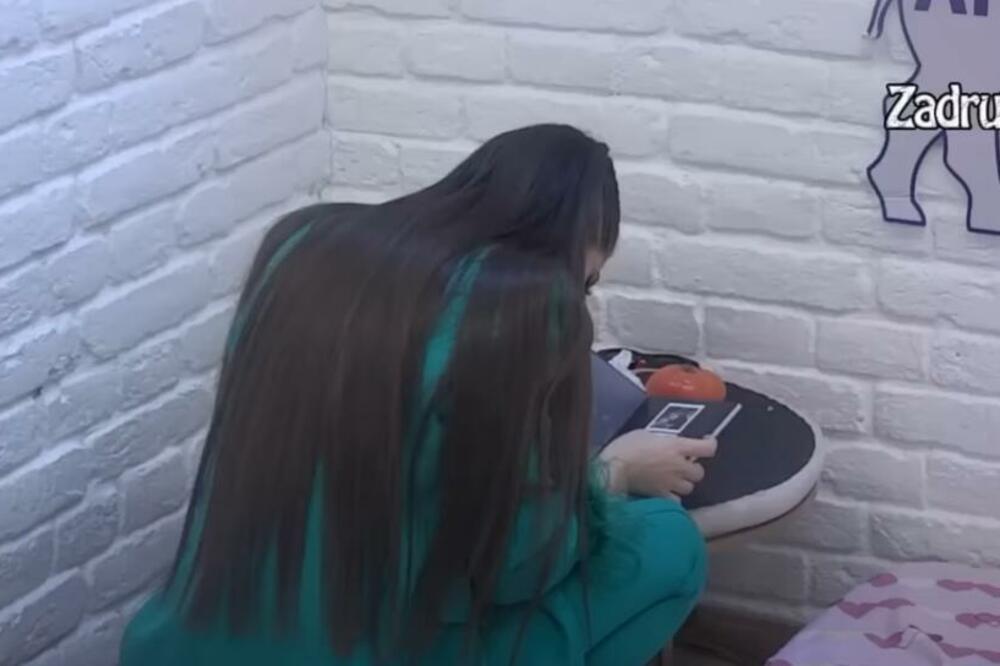 MISLILA DA JE NIKO NE SNIMA, PA SE SROZALA ZA SVA VREMENA: Crnogorka izbezumila gledaoce, SAGLA SE A ONDA...