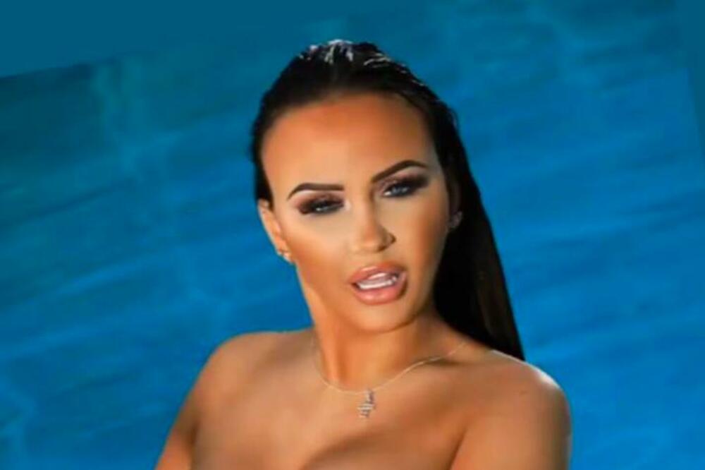 NAJVRELIJA STJUARDESA PONOVO U CENTRU PAŽNJE: Ušla je u INDUSTRIJU ZA ODRASLE, ima san vezan za SVOJE GRUDI! (FOTO)