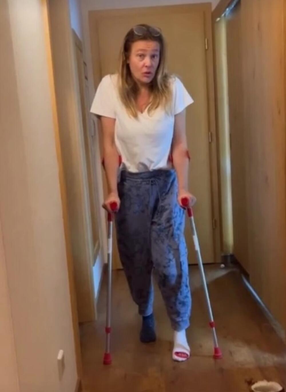 Mina Zimonjić na štakama