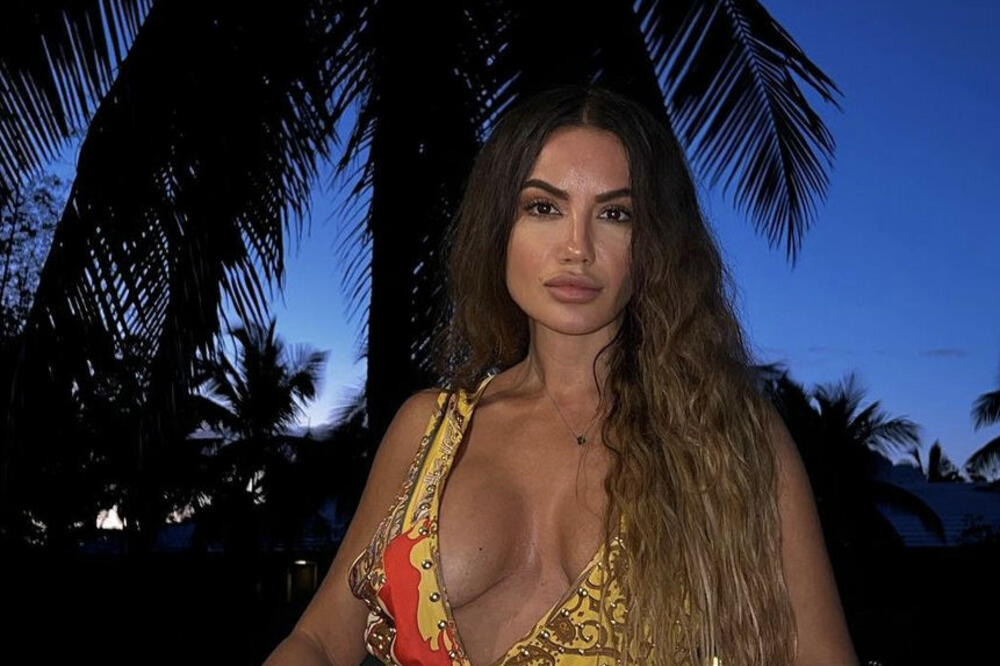 IVANA DIŽE TEMPERATURU I KAD JE MRAZ! Vrela SRPKINJA digla ruke i pokazala BUJNE SILIKONE: Zakucaće vas NA MESTU