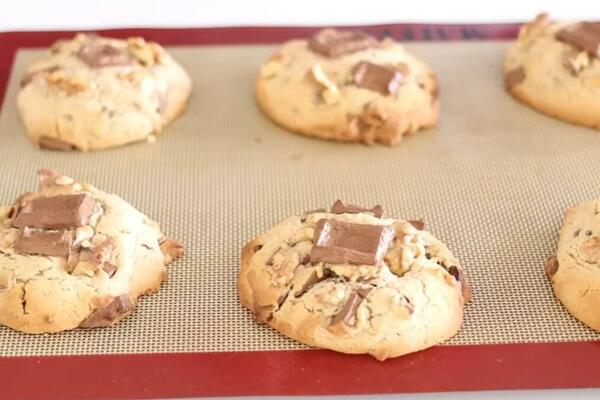 UKUSNIJI OD KUPOVNOG: Keks sa krupnim komadima čokolade koji se TOPI U USTIMA, a spremaju NIKADA BRŽE (VIDEO)