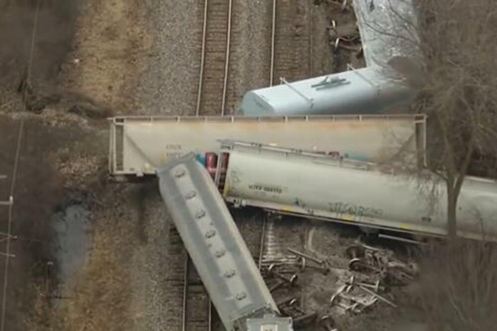 TERETNI VOZ ISKOČIO IZ ŠINA: Šest vagona završila na livadi, jedan prenosio OPASNE MATERIJE (VIDEO)