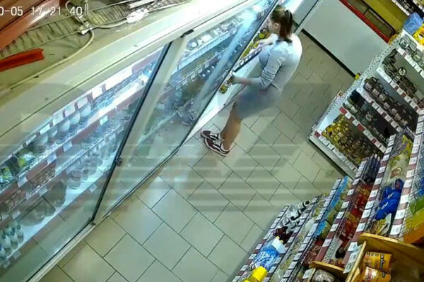 SAČUVAJ BOŽE, ŠTA RADIŠ TO ŽENO?! Podigla haljinu usred radnje, ali razlog je ŠOK, počela je samo da trpa (FOTO)