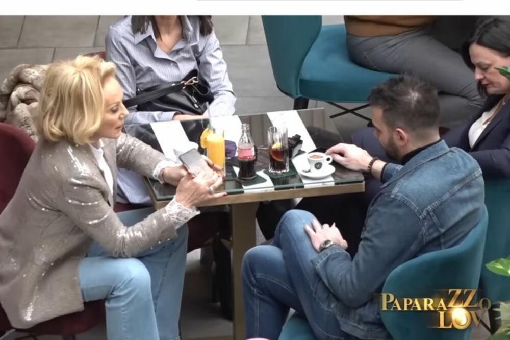 BRENA UHVAĆENA SA FILIPOM, SVI ZUMIRAJU OVU SLIKU: Sigurno ćete i vi gledati ŠTA MU POKAZUJE U TELEFONU (FOTO)