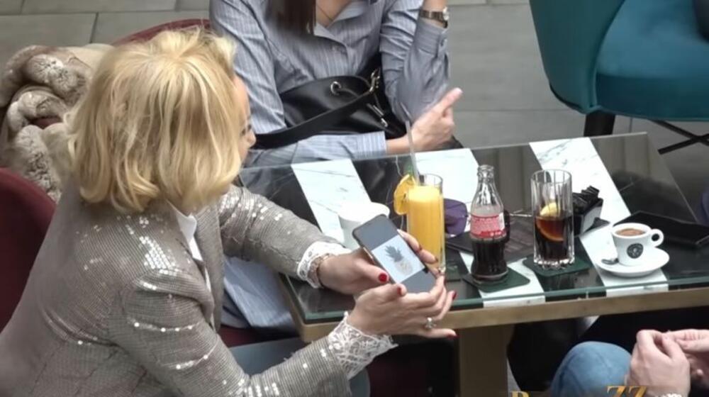 Brena u jednom trenutku izvadila telefon i pokalaza svima ananas