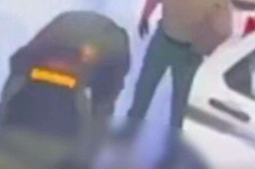 BRUTALNOST POLICIJE ZABELEŽENA NA KAMERAMA: Iživljavali se nad zatvorenikom, JEZIVO! (VIDEO)