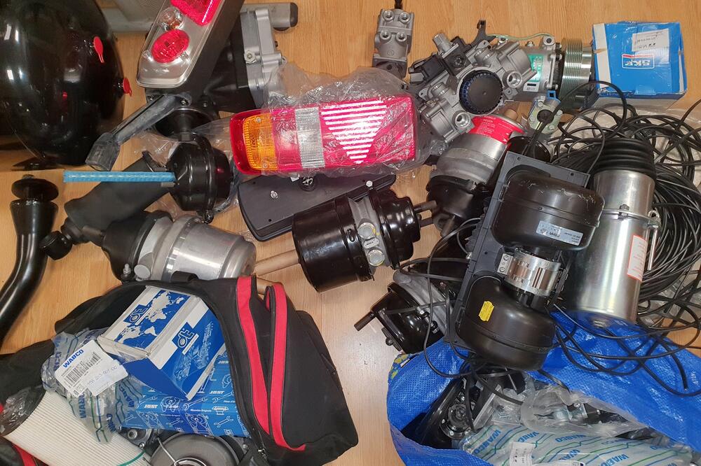 SRPSKI CARINICI NALETELI NA NEVEROVATAN POKUŠAJ KRIJUMČARENJA: Štekovi su im bili PUNI, ali su ipak UHVAĆENI!