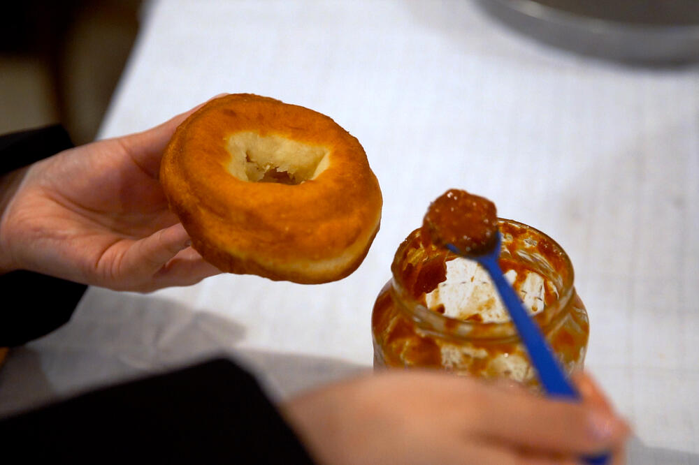 TAVANKUTSKA POSLASTICA OKUPILA CELO SELO: Zbog fanaka se u redu čekalo i po sat vremena, ali se ISPLATILO!