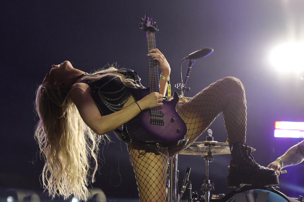 OVA FATALNA PLAVUŠA RASTURILA JE VERIDBU POZNATOG PARA: Istina o njoj DOSTUPNA JE JAVNO, nacija bruji