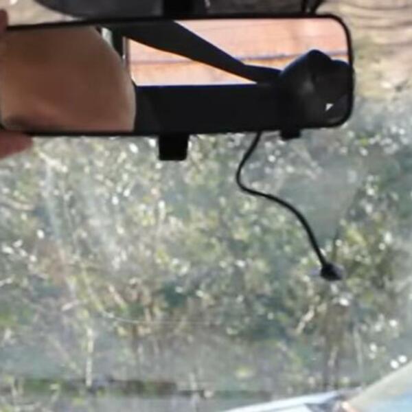 DA LI ZNATE ČEMU SLUŽI RUČICA ISPOD RETROVIZORA? Ima važnu ulogu, ali mnogi vozači to NE ZNAJU