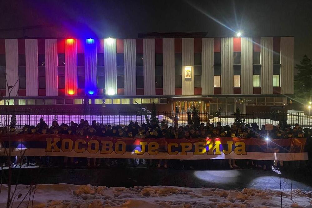 RUSI SE OKUPILI ISPRED SRPSKE AMABASADE U MOSKVI: Organizovan skup PODRŠKE