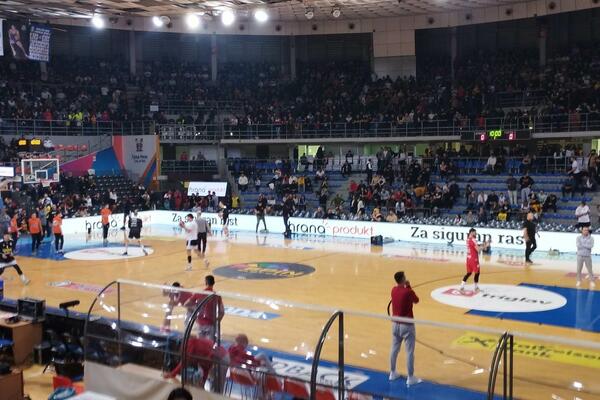 POČELE PROZIVKE SA TRIBINA: Delije skandiraju Vildosi, Grobari uzvraćaju udarac! (VIDEO/FOTO)