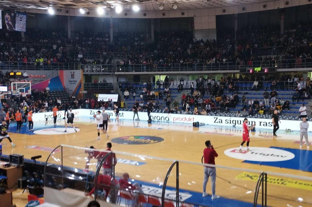 POČELE PROZIVKE SA TRIBINA: Delije skandiraju Vildosi, Grobari uzvraćaju udarac! (VIDEO/FOTO)