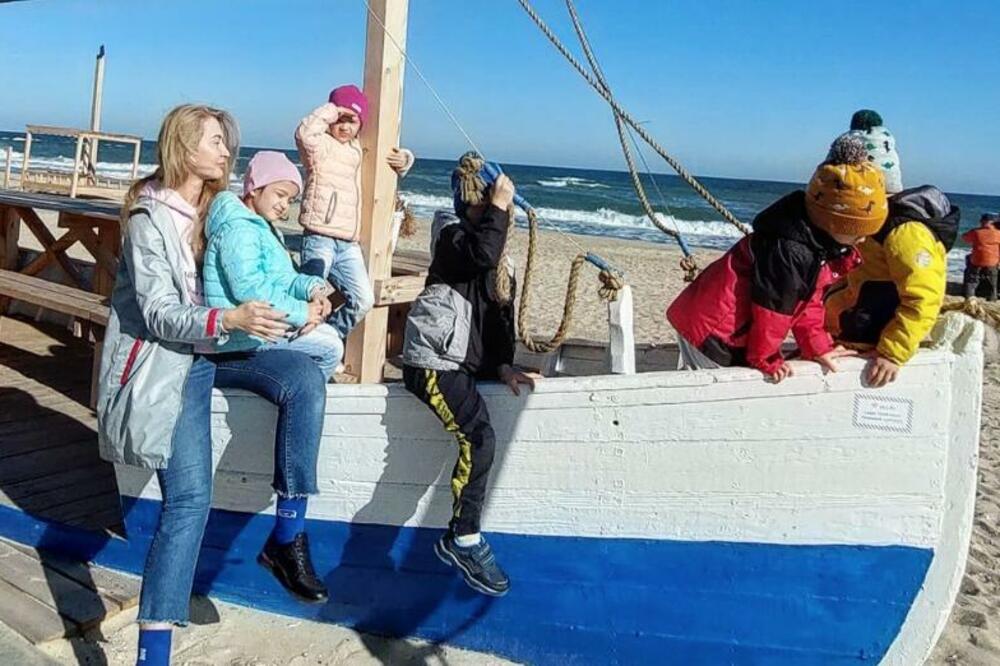 MUŽ JU JE OSTAVIO ČIM JE RODILA PETORKE: Samohrana majka danas živi ŽIVOT OVAKO! (FOTO/VIDEO)