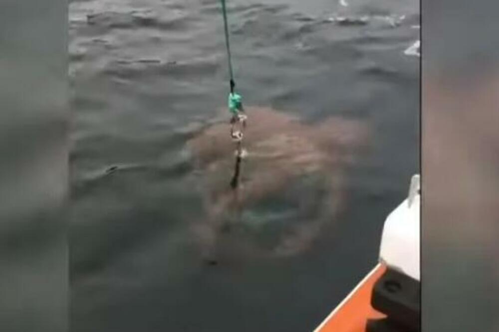 DOŽIVELA JE JEZIVU SITUACIJU NA PECANJU: Osetila da je vuče nešto TEŠKO, pa ugledala crvenu NEMAN (VIDEO)