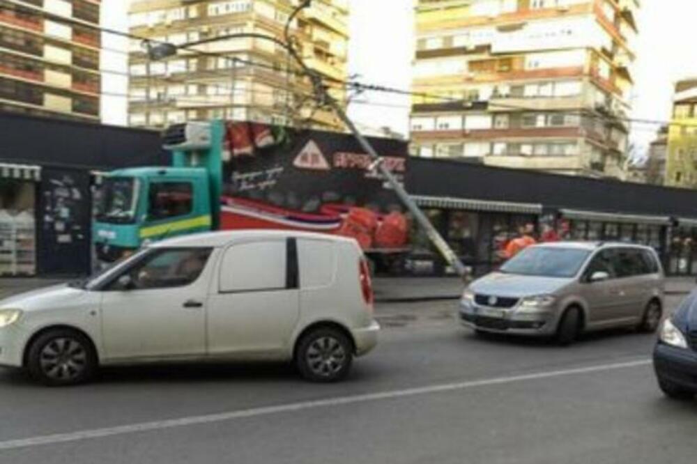 DRAMATIČNA SCENA KOD KALENIĆ PIJACE: Pala BANDERA, kablovi visokog napona vise nad vozilima (FOTO)
