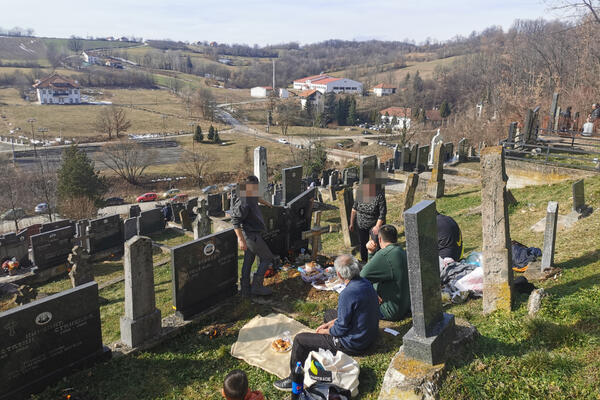 "VOIMJA OCA I SINA": Čačani ZGRANUTI prizorom s groblja, ŠTA JE BRE OVO?! (FOTO)