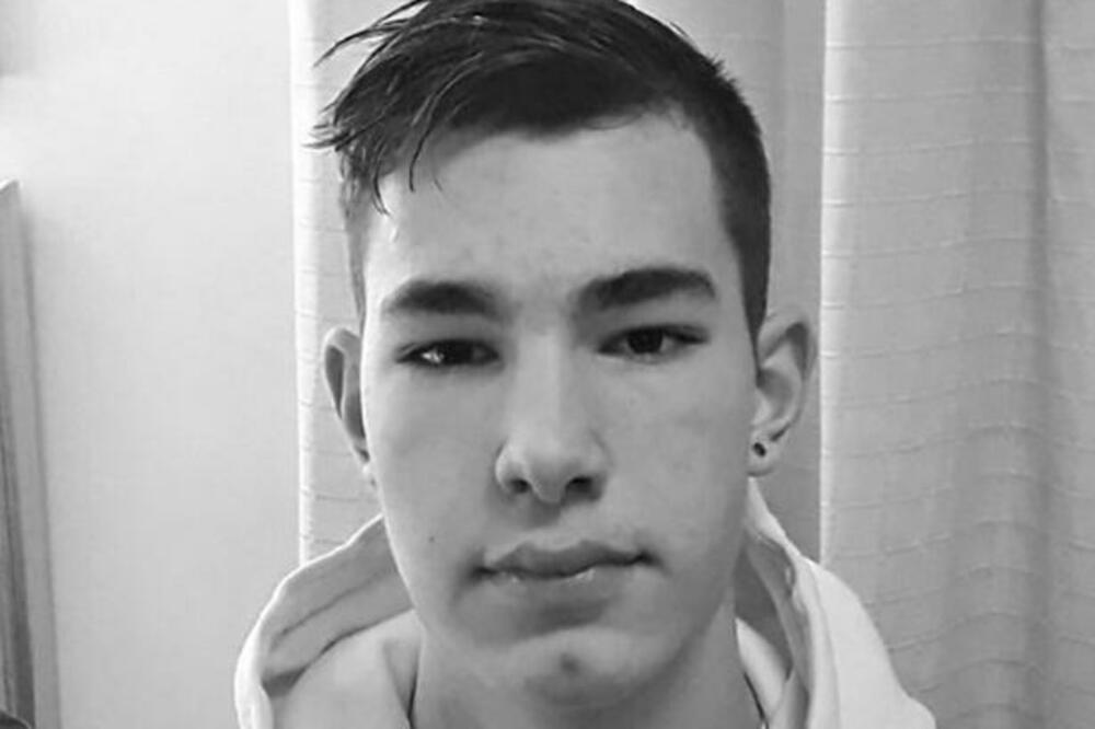 TONI JE SEO NA KLUPU I SAMO SE SRUŠIO: Stravična smrt mladog košarkaša (16) potresla region!