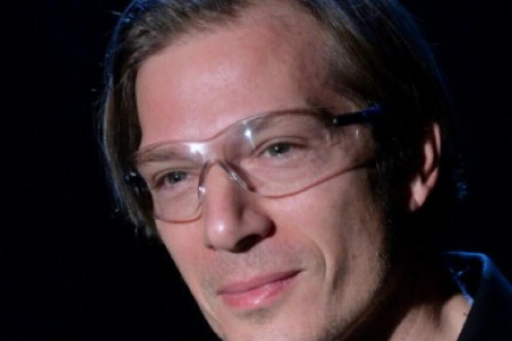 NACIJA OSTALA FRAPIRANA KADA JE VIDELA KAKO SE NAŠ GLUMAC POJAVIO U EMISIJI: Našminkan, pustio kosicu, svi GLEDALI