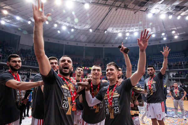 CRVENA ZVEZDA UPISALA 100 POBEDA U EVROLIGI! Jubilej protiv Efesa posle devet sezona (FOTO/VIDEO)