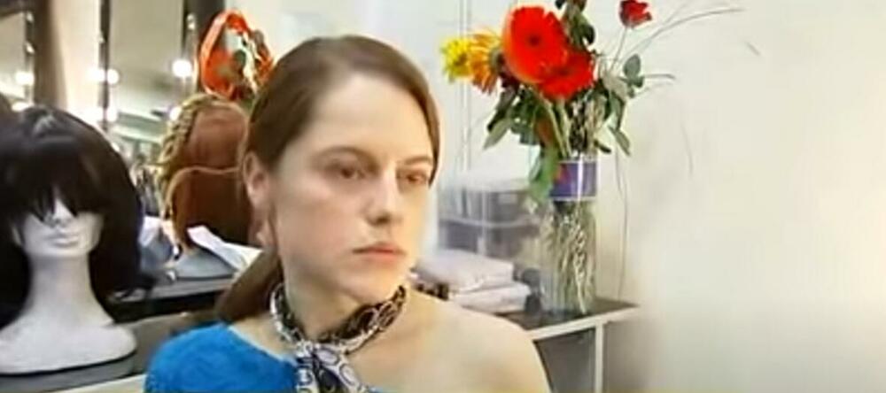 Završila je pozorišnu režiju na Univerzitetu u Njujorku, a nakon toga studije psihologije na kojima je doktorirala