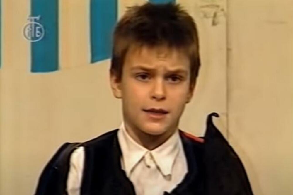 DA LI PREPOZNAJETE DEČAKA SA FOTOGRAFIJE? Danas je MEGA popularan i pravi je MILJENINIK žena