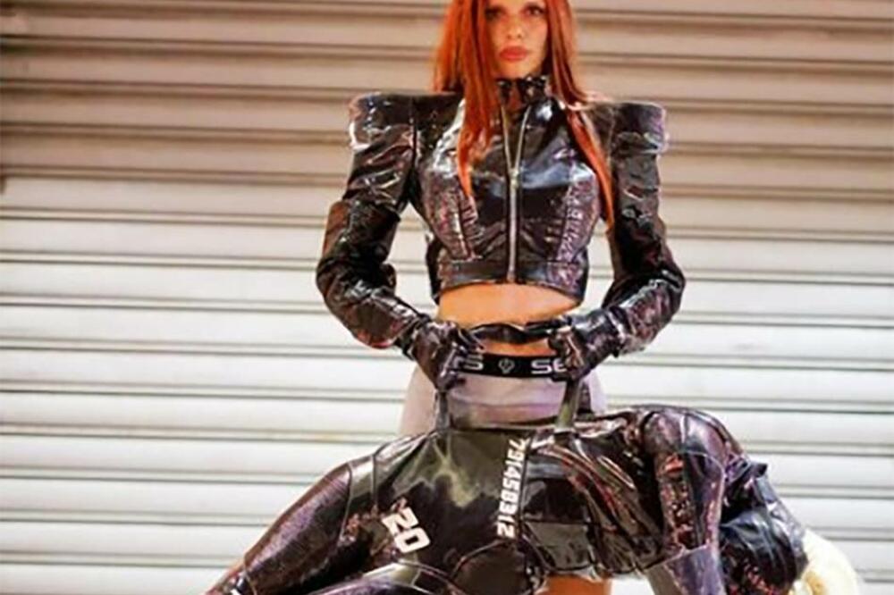 POJAVILA SE KAO DOMINO DAMA I SVE PATOSIRALA: Kad vidite ŠTA DRŽI u rukama ima da PADNETE U NESVEST (FOTO)