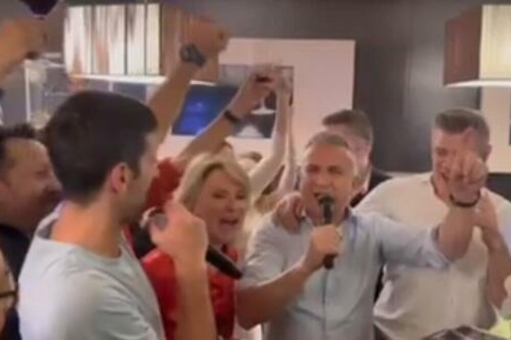 SRĐAN ĐOKOVIĆ SE LATIO MIKROFONA, NOVAK SKAKAO S NJIM, DIJANA IH PRATILA: Crnogorci oduševljeni pesmom! (VIDEO)