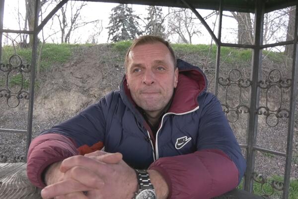 RADIVOJ OTKRIO SVOJ "DAR OD BOGA" U TREĆOJ SMENI ZA FARBIČKOM MAŠINOM: Od tad STIHOVE sipa kao iz RUKAVA (FOTO)