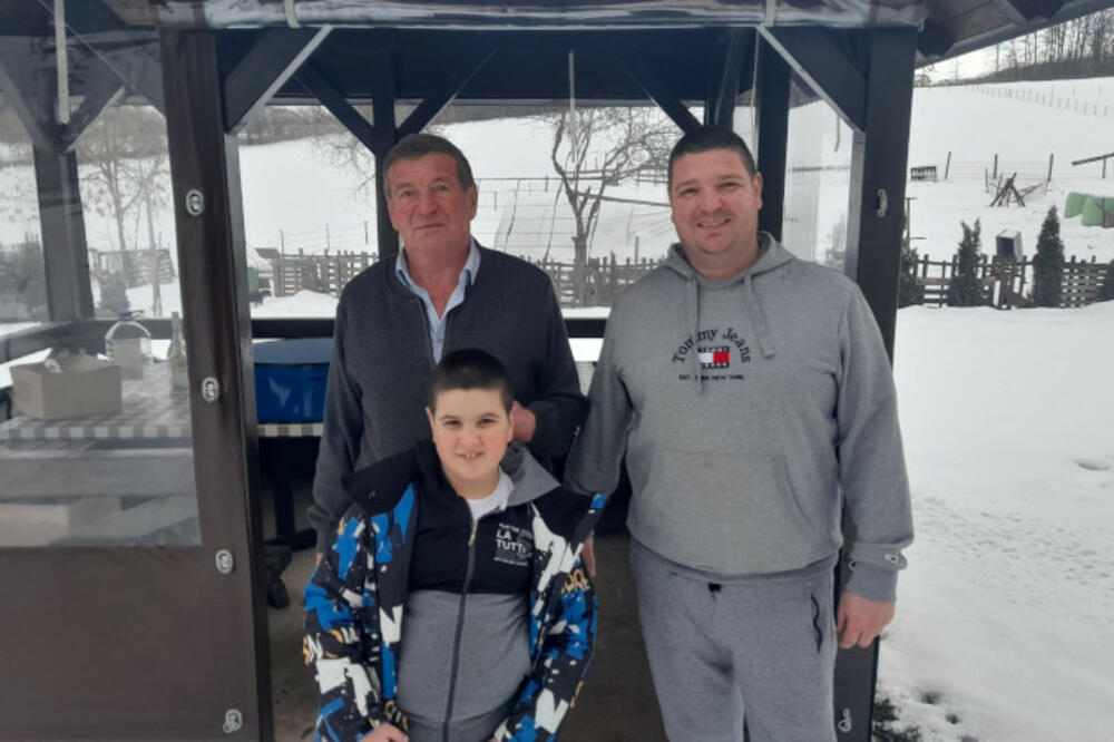 U KUĆI FILIPOVIĆA SE PRVO UČI SUŠENJE PRŠUTE! Mali Milan je ODLIČAN ĐAK i već sve zna da radi NA SELU! (FOTO)