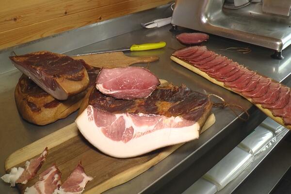 ŽENA PODNELA TUŽBU PROTIV POZNATOG LANCA ZBOG PRŠUTE: Suludoj stvari pridružio se i muž! Njemu je "NAJTEŽE"