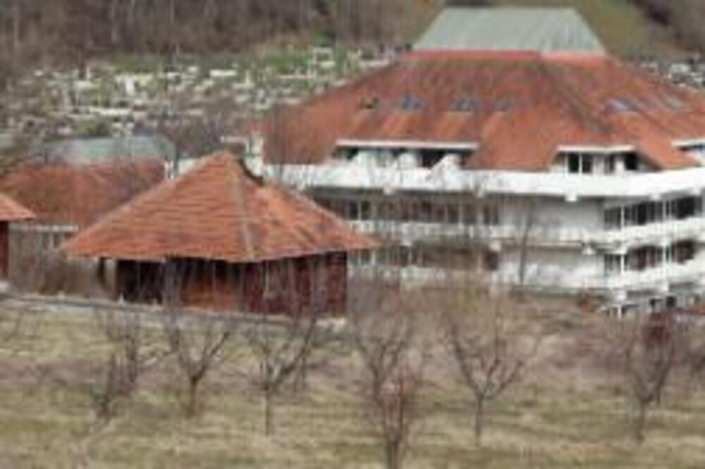 "NEKA NEKO DOĐE DOK NE BUDE KASNO": Vlasnik čuva 2 gladna BESNA psa, meštani u STRAHU!