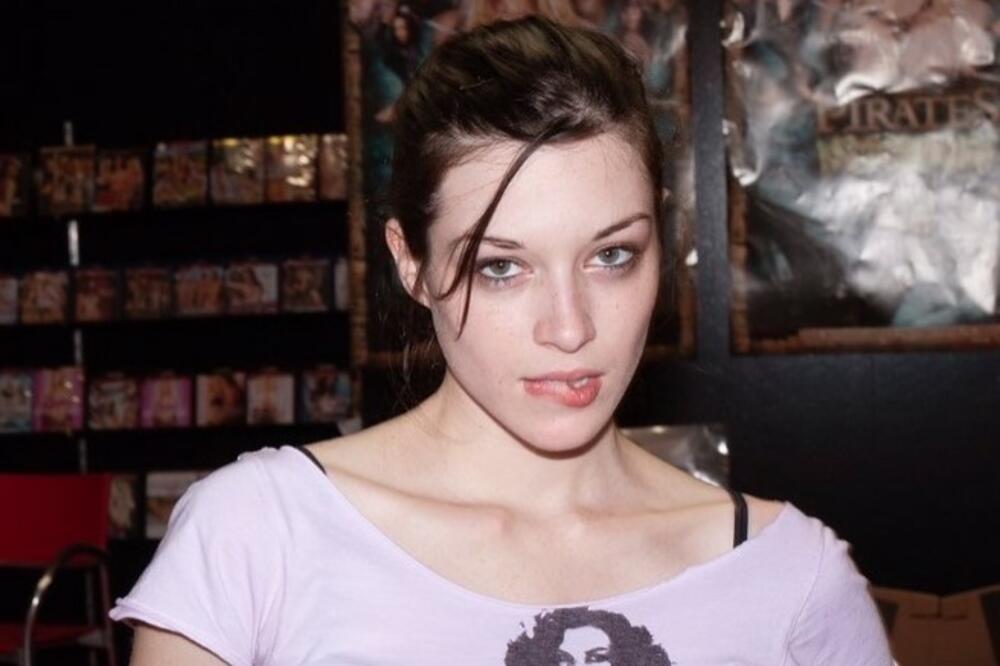 SRPSKA ZVEZDA FILMOVA ZA ODRASLE ŠOKIRALA SVET FOTOGRAFIJOM: Potpuno se TRANSFORMISALA, neprepoznatljiva je! (FOTO)